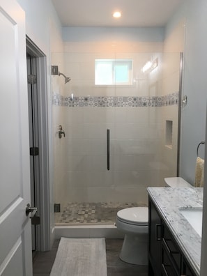 Combined shower/tub, hair dryer, towels, soap - Kid-friendly Michiana cottage! Summer dates open - including 4th of July! (Michigan City)