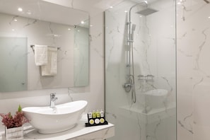 Habitación familiar | Baño | Ducha, artículos de higiene personal gratuitos y secador de pelo