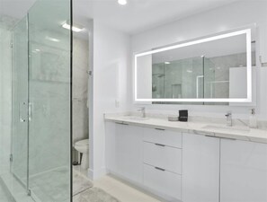 Bathroom - Viminal (Palm Springs)