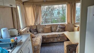 Frigorífico, microondas, horno y hervidor eléctrico