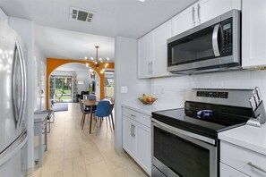 Casa (Farrell E33) | Cocina privada | Refrigerador, microondas, lavavajillas y cafetera y tetera