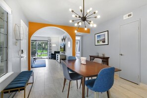 Talo (Farrell E33) | Ruokailu