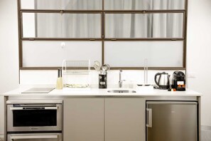 冷蔵庫、オーブン、コンロ、食器洗い機