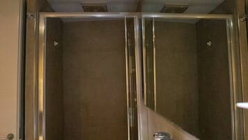 Dusche, Haartrockner, Bidet, HandtĂŒcher