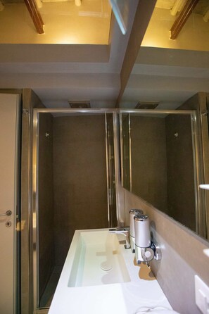 Douche, séchoir à cheveux, bidet, serviettes fournies
