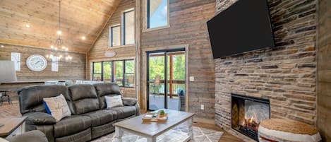 Una Smart TV, una chimenea, videojuegos, un reproductor de DVD