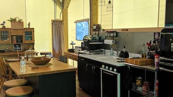 Frigorífico, microondas, horno y placa de cocina