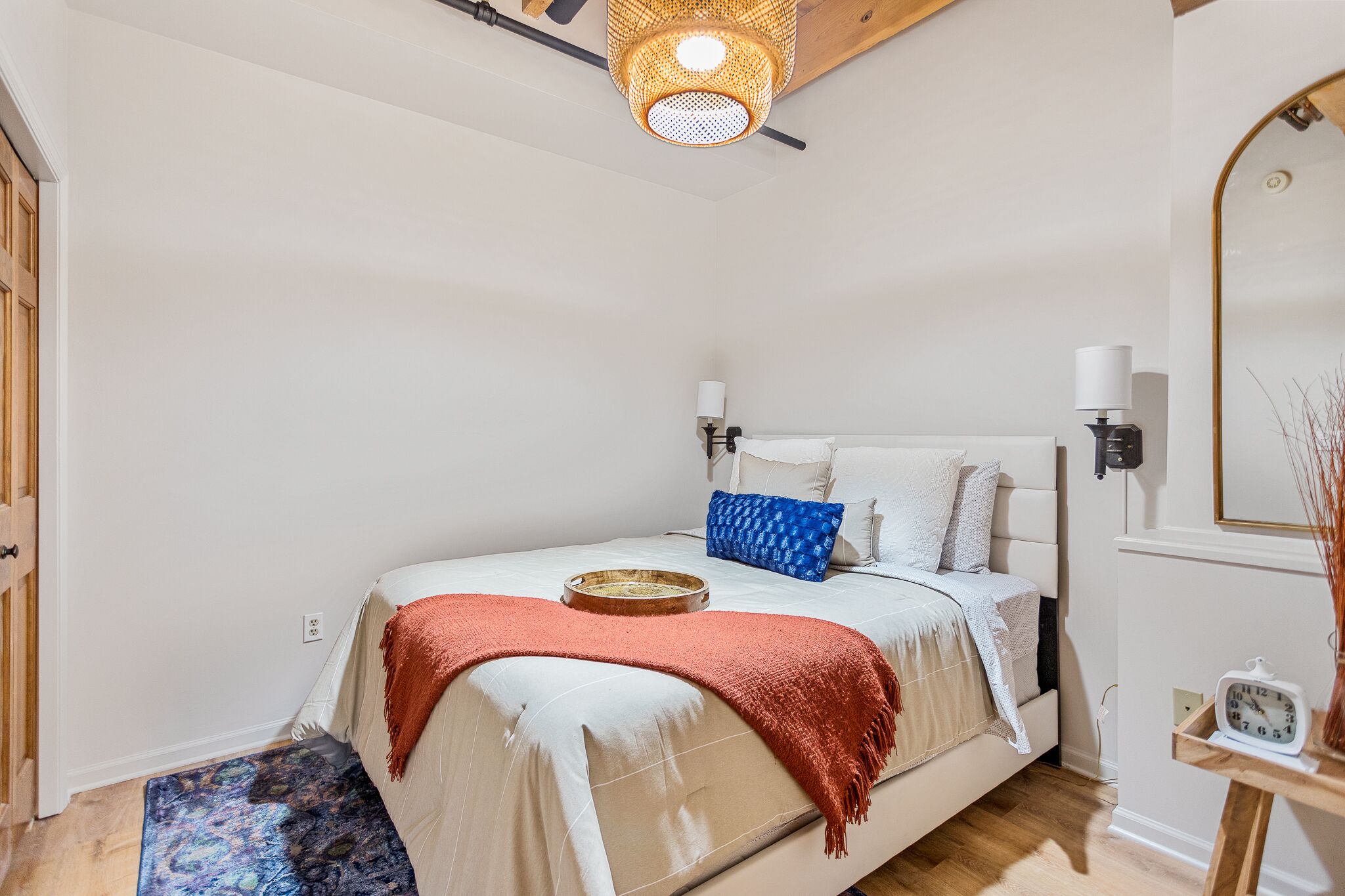 DOWNTOWN WATER VIEW PRIVATE BALCONY! 2 bedroom 1 bath w/ large jacuzzi tub 