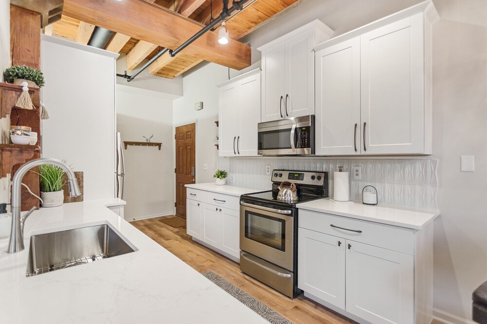 DOWNTOWN WATER VIEW PRIVATE BALCONY! 2 bedroom 1 bath w/ large jacuzzi tub