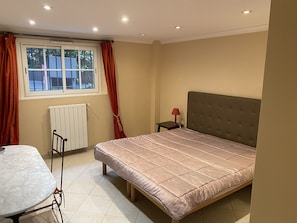 2 bedrooms, desk, iron/ironing board, free WiFi