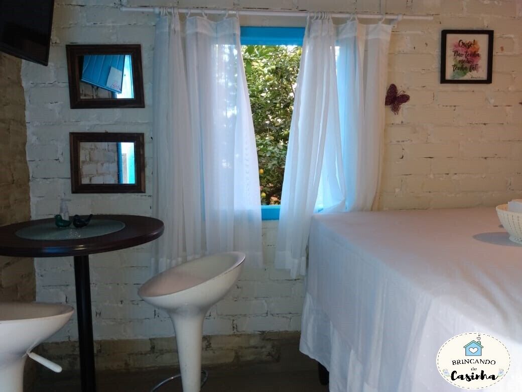 Casinha no Jardim, Quarto e Cozinha Completa- Área Central