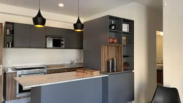 Geladeira, micro-ondas, fogão, cooktop