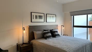 1 quarto, escrivaninha, ferros/tábuas de passar roupa, acesso à internet