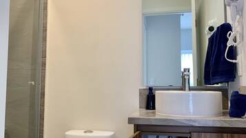 Chuveiro, secador de cabelo, toalhas de banho