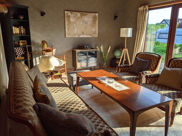 Una Smart TV, una chimenea, libros, un reproductor estéreo