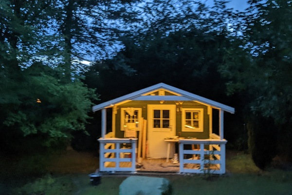 "Villa Kunterbunt" mit dezenter Beleuchtung