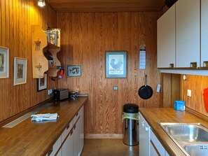 Frigorífico, horno, placa de cocina y lavavajillas