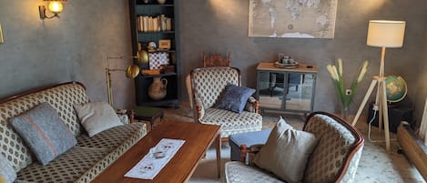 TV connectée, cheminée, livres, chaîne hi-fi