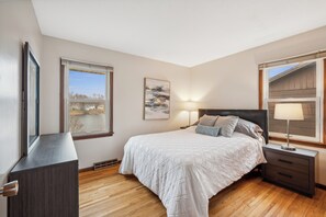 4 bedrooms, desk, free WiFi, bed sheets