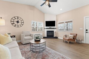 Smart TV, fireplace, Netflix, streaming services - REFLECTIONS COTTAGE - Private Hot Tub and Fire Pit (Branson)