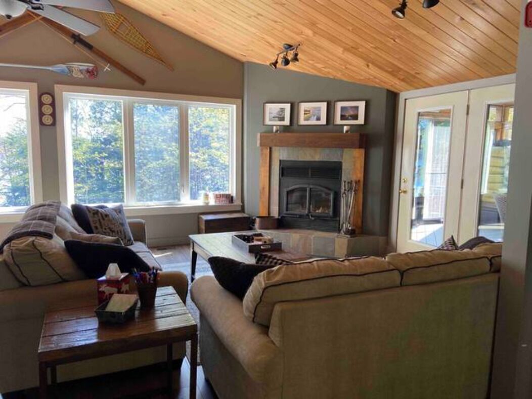 Private Lakefront Cottage on Deer Lake