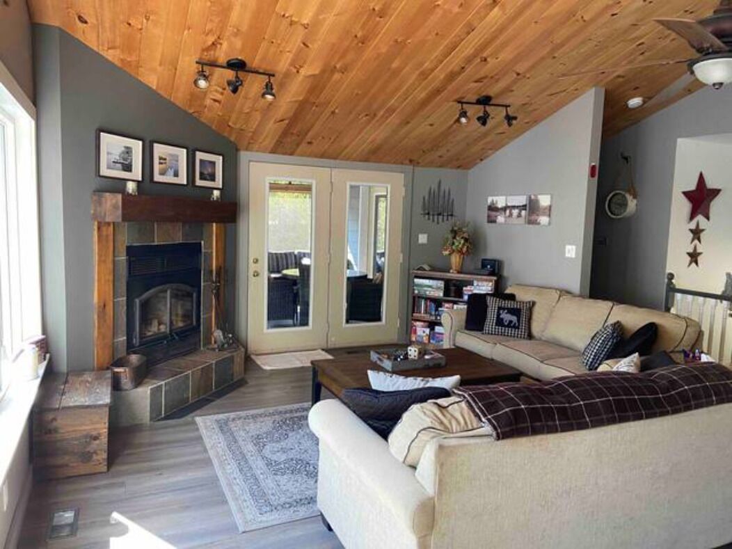 Private Lakefront Cottage on Deer Lake