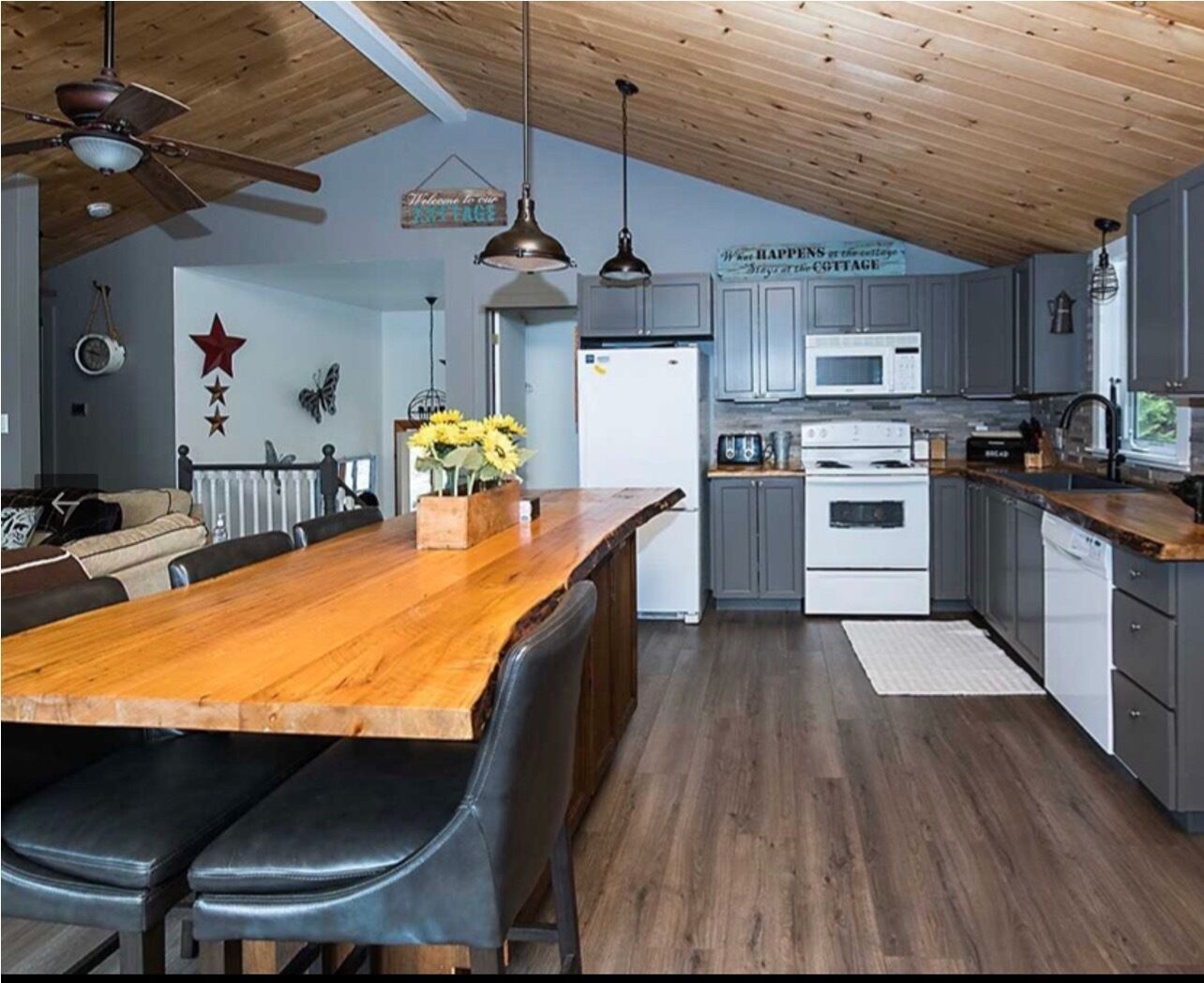 Private Lakefront Cottage on Deer Lake