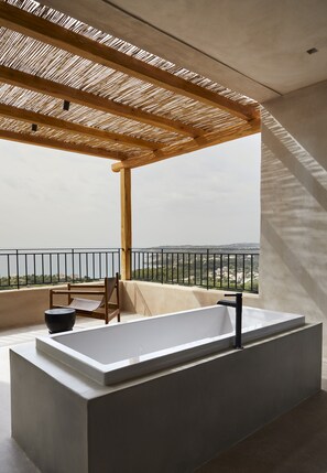 Outdoor spa tub