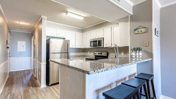 Geladeira, micro-ondas, fogão, cooktop