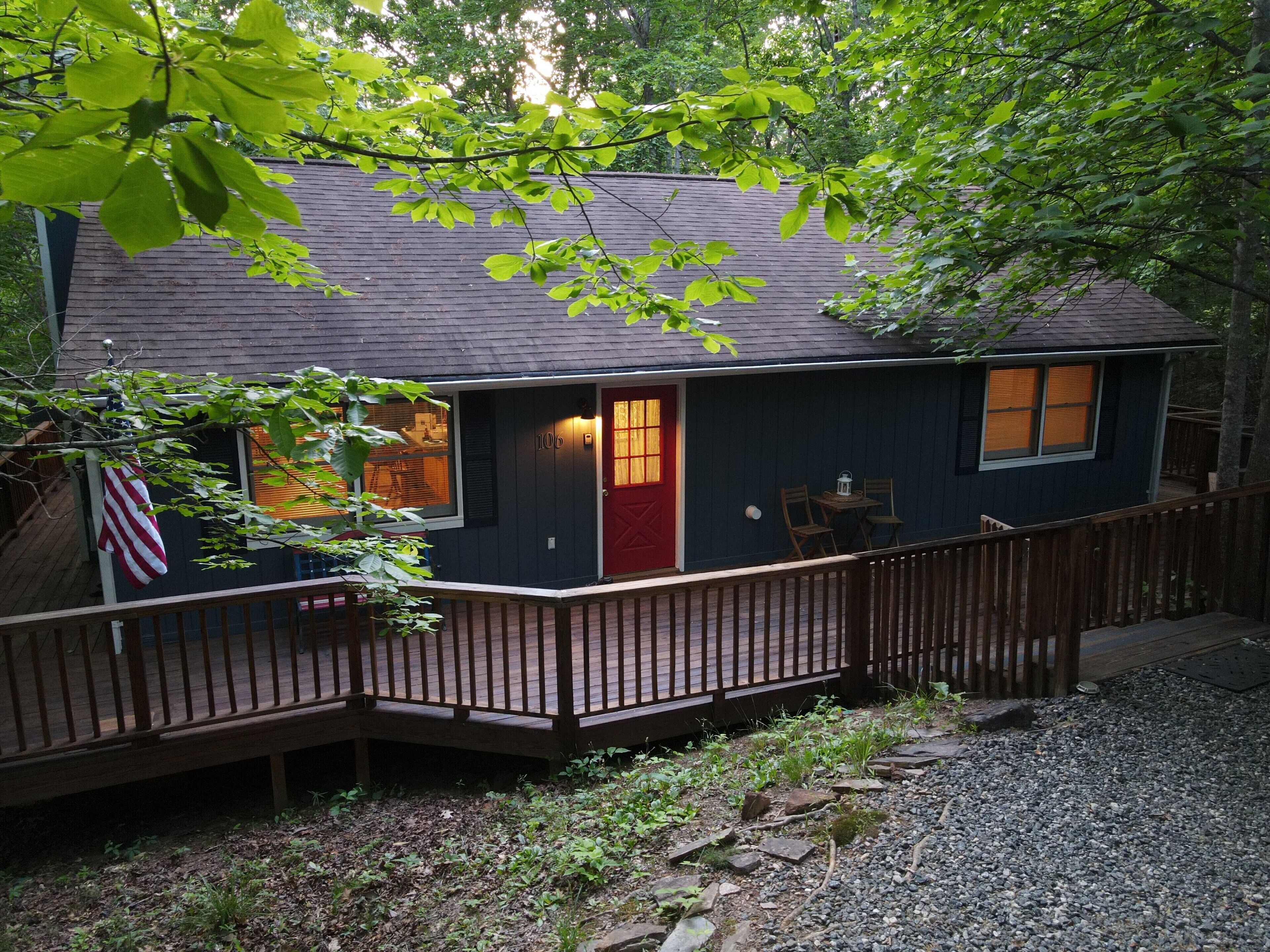 Treetops Cottage, wrap around deck, Wi-Fi, pet friendly, close to Lake Lure.