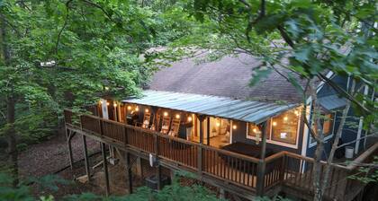 Treetops Cottage, wrap around deck, Wi-Fi, pet friendly, close to Lake Lure.