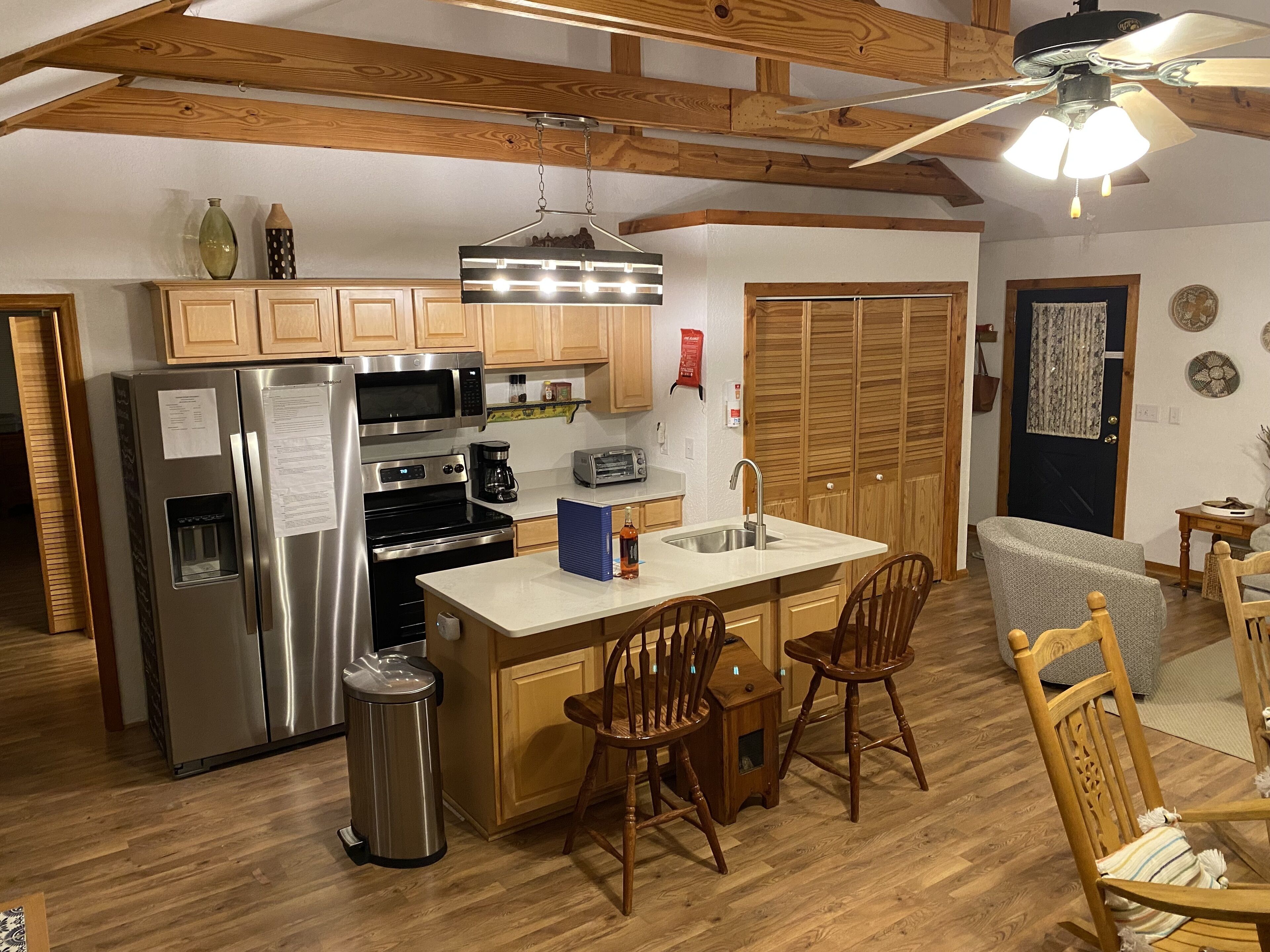 Treetops Cottage, wrap around deck, Wi-Fi, pet friendly, close to Lake Lure.