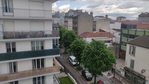 A multi-story residential building with balconies, a street view, and a café named "BAR L'ETOILE". - Beau Studio Bien Équipé (Le Pré-Saint-Gervais)