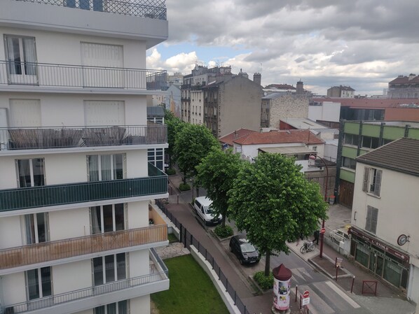 A multi-story residential building with balconies, a street view, and a café named "BAR L'ETOILE". - Beau Studio Bien Équipé (Le Pré-Saint-Gervais)