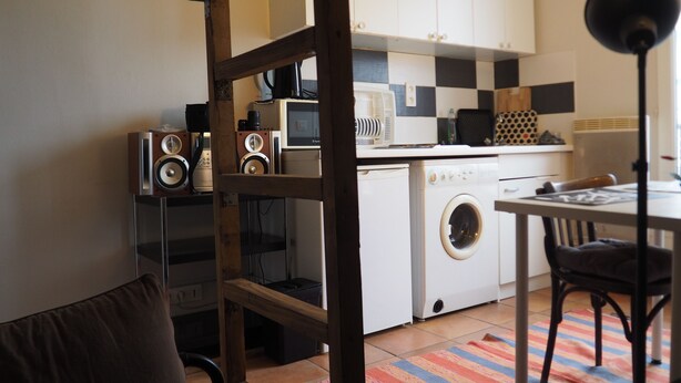 A compact kitchen with a washing machine, a microwave, and a coffee maker. - Beau Studio Bien Équipé (Le Pré-Saint-Gervais)