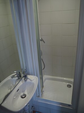 Dusche, Haartrockner, Seife, Toilettenpapier