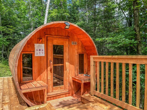 Spacious Bancroft Cottage- Private Lakefront / Sauna / In Town