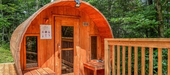 Spacious Bancroft Cottage- Private Lakefront / Sauna / In Town