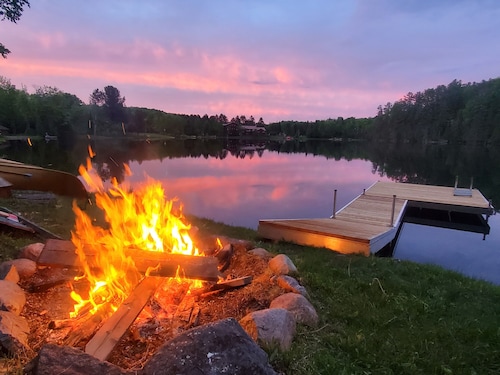 Spacious Bancroft Cottage- Private Lakefront / Sauna / In Town
