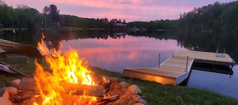 Spacious Bancroft Cottage- Private Lakefront / Sauna / In Town