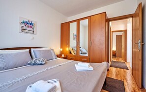 2 bedrooms, iron/ironing board, free WiFi, bed sheets