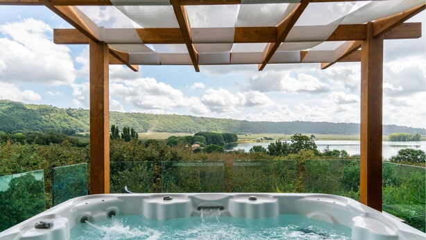 A hot tub with a view of a lake and hills. - Amazing home in Caprarola with kitchen (Caprarola)