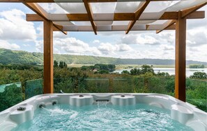 Bañera de hidromasaje al aire libre