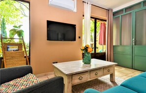 Living area - Awesome home in Violès with WiFi (Violès)