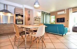 Dining - Awesome home in Violès with WiFi (Violès)