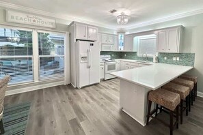 Fridge, microwave, oven, stovetop - 6 Seater Golf Cart, 3 Bikes, Easy walk to Beach! (Santa Rosa Beach)