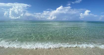 6 Seater Golf Cart, 3 Bikes, Easy walk to Beach!