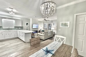 TV - 6 Seater Golf Cart, 3 Bikes, Easy walk to Beach! (Santa Rosa Beach)