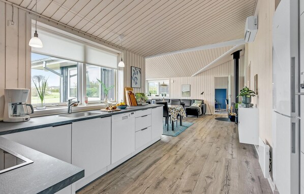 Køleskab, mikrobølgeovn, ovn, kogeplade