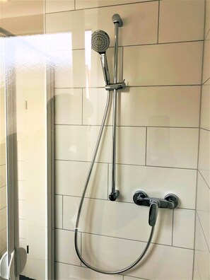 Suihku, hiustenkuivaaja, pyyhkeet, saippua